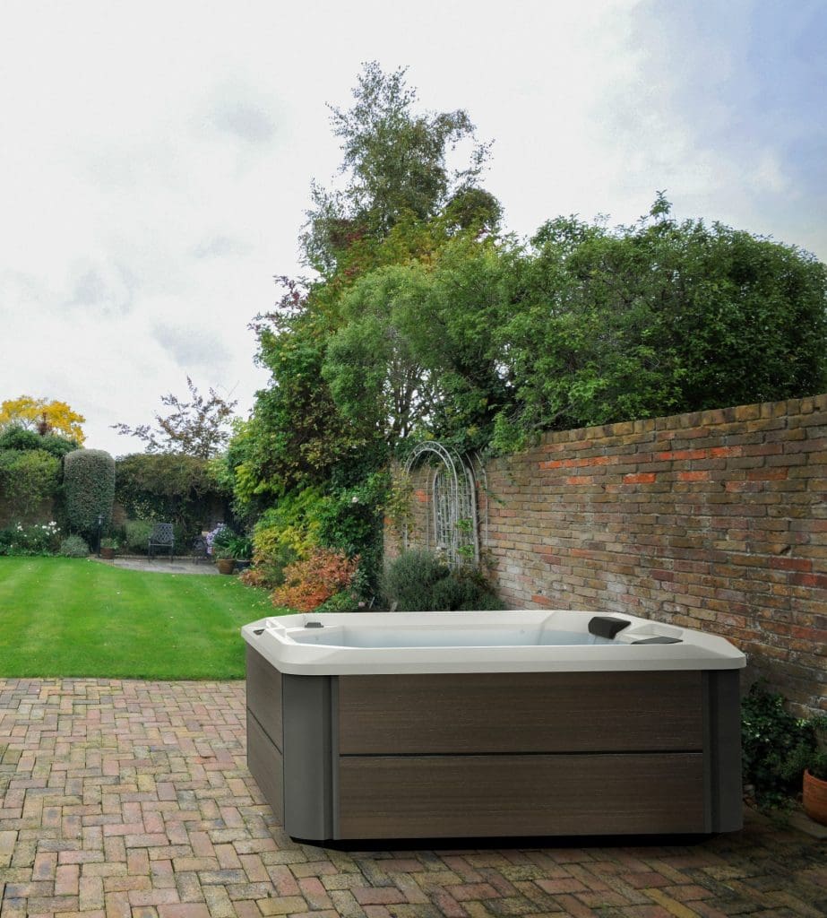 Hot-spring-hot-spot-2020-SX-alpine-white-havana-lifestyle-01-scaled