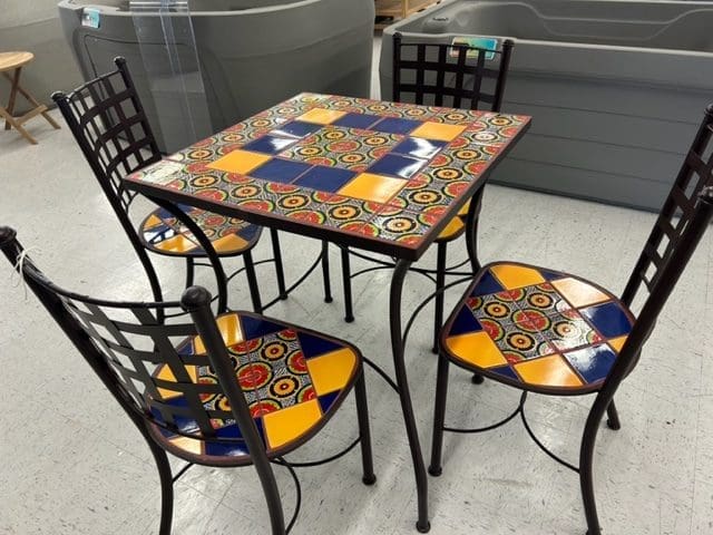 patio furniture in a showroom - 4 patio chairs and patio table
