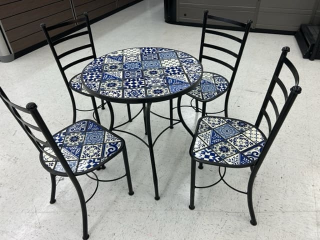 patio furniture in a showroom - 4 patio chairs and patio table